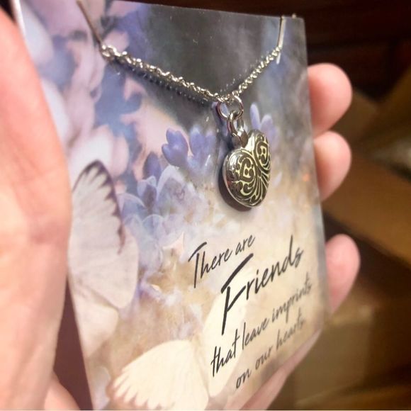 NWOT Heart silver tone pendant and chain 20” -23” - Picture 3 of 6